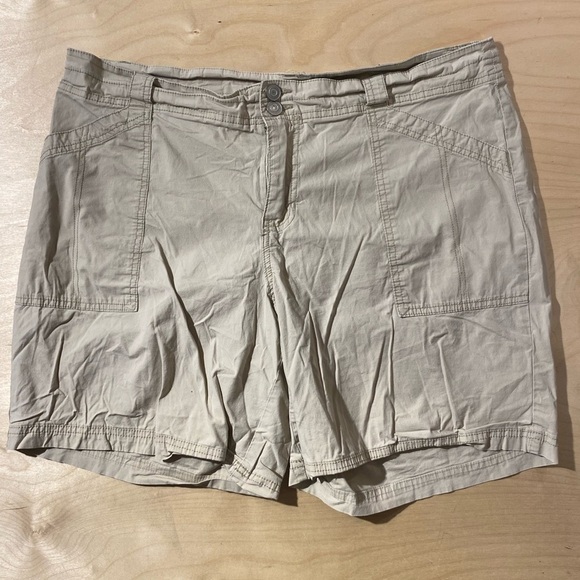 Lane Bryant Pants - Lane Bryant Women's Light Tan Cargo Shorts 18 (DX)